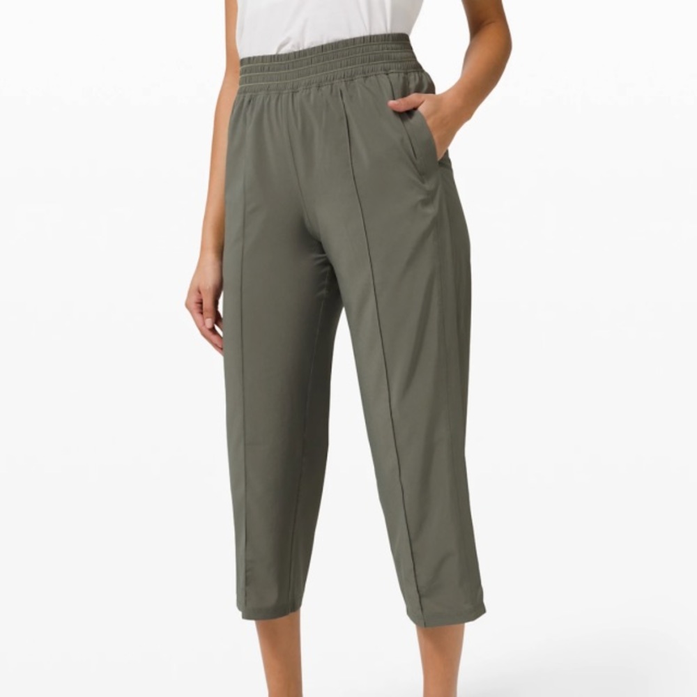 Lululemon Pleated Wanderer Cropped Pants